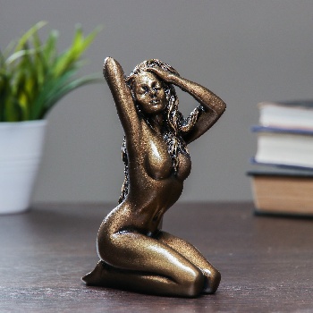 Фигура Девушка на коленях золото  