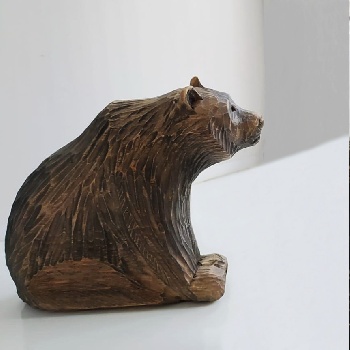 Медведь сидит кедр
