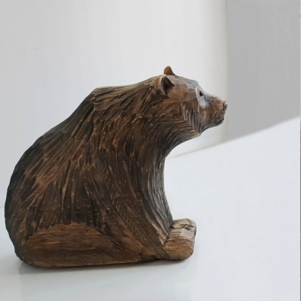 Медведь сидит кедр